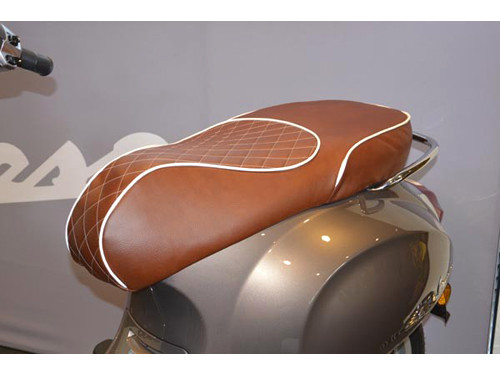 Buddydek Chesterfield Bruin Met Witte Bies Vespa Primavera/Sprint